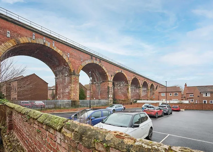 Host & - Bridge Court * Yarm