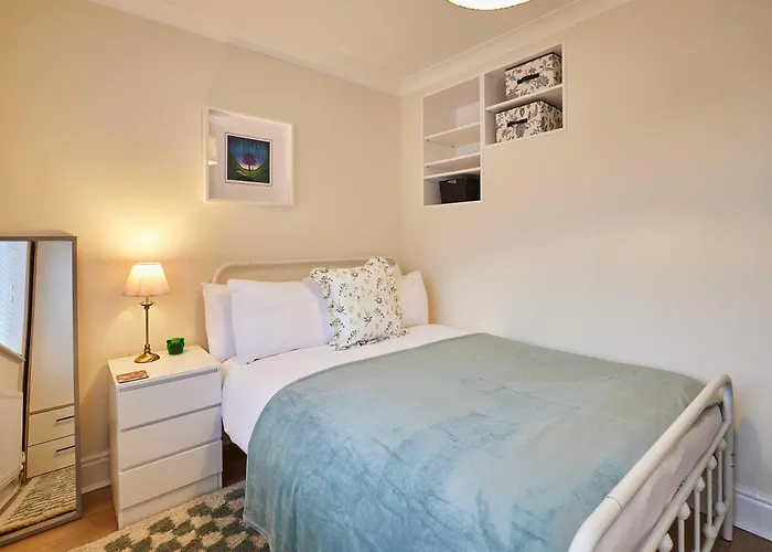 Host & - Bridge Court * Yarm